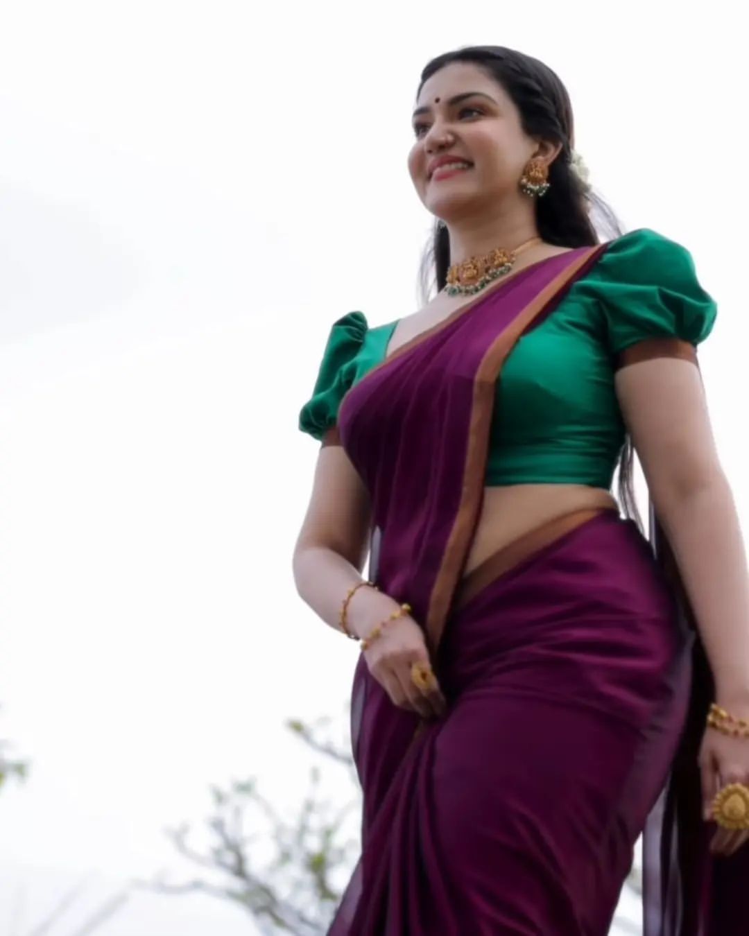 ചുമ്മാതാണോ അമ്പലം പണിതത്! സാരിയഴകില്‍ സൗന്ദര്യ ദേവതയായി ഹണി റോസ്, ചിത്രങ്ങൾ കാണാം