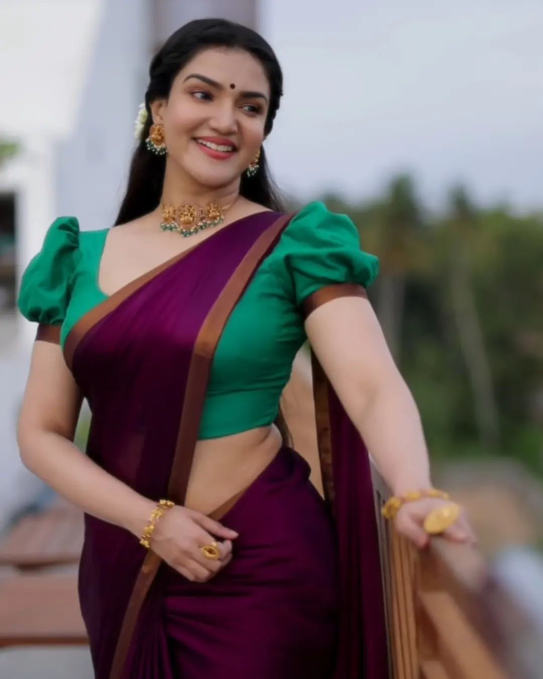 ചുമ്മാതാണോ അമ്പലം പണിതത്! സാരിയഴകില്‍ സൗന്ദര്യ ദേവതയായി ഹണി റോസ്, ചിത്രങ്ങൾ കാണാം