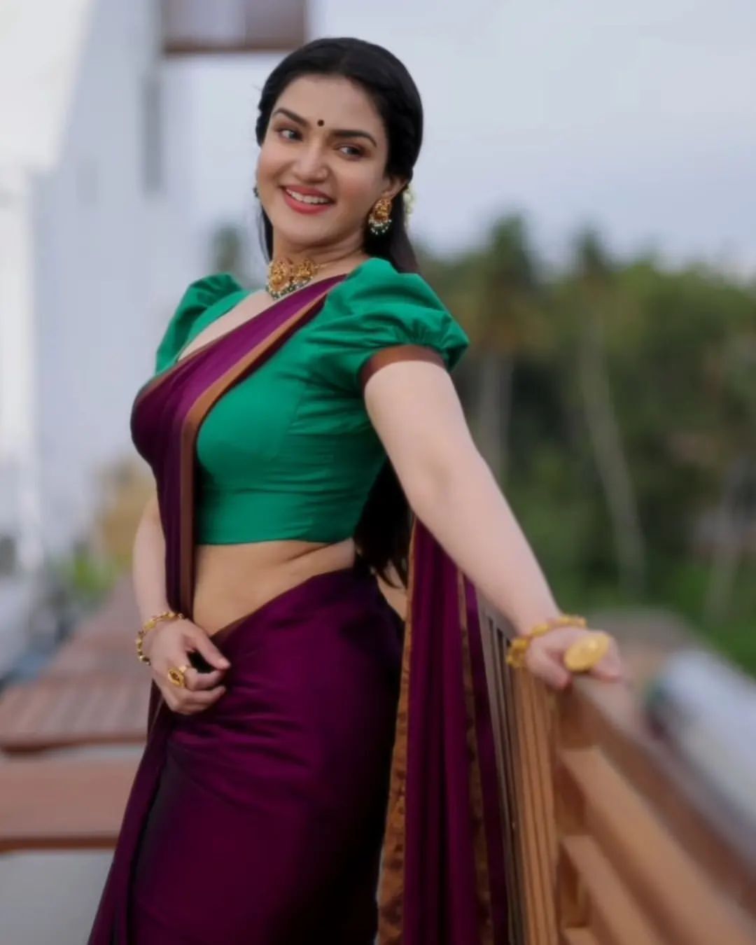 ചുമ്മാതാണോ അമ്പലം പണിതത്! സാരിയഴകില്‍ സൗന്ദര്യ ദേവതയായി ഹണി റോസ്, ചിത്രങ്ങൾ കാണാം