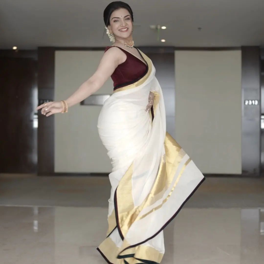 'ഭൂമിയിലേക്ക് ഇറങ്ങിവന്ന മലാഖയോ': ഇത് എന്തൊരു അഴകാണ് ഹണി, വൈറൽ ചിത്രങ്ങൾ