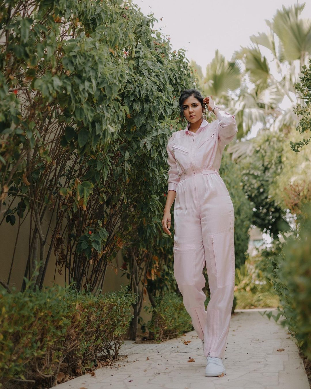 എന്താ പോസ്, ലുക്കും മാറിയല്ലോ, പൊളിച്ചല്ലോ കല്യാണിയുടെ ബീവിസ് സ്‌റ്റൈല്‍; ചിത്രങ്ങള്‍ വൈറല്‍