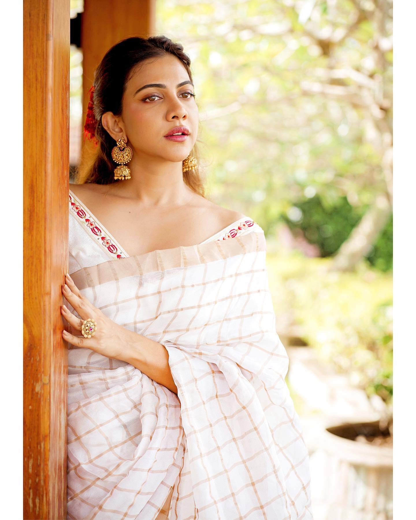 അടിപൊളി  ആറ്റിട്യൂഡിൽ മഡോണ;പൊളി കമന്റുമായി ഐശ്വര്യ ലക്ഷ്മിയും; ചിത്രം വൈറലോട് വൈറൽ