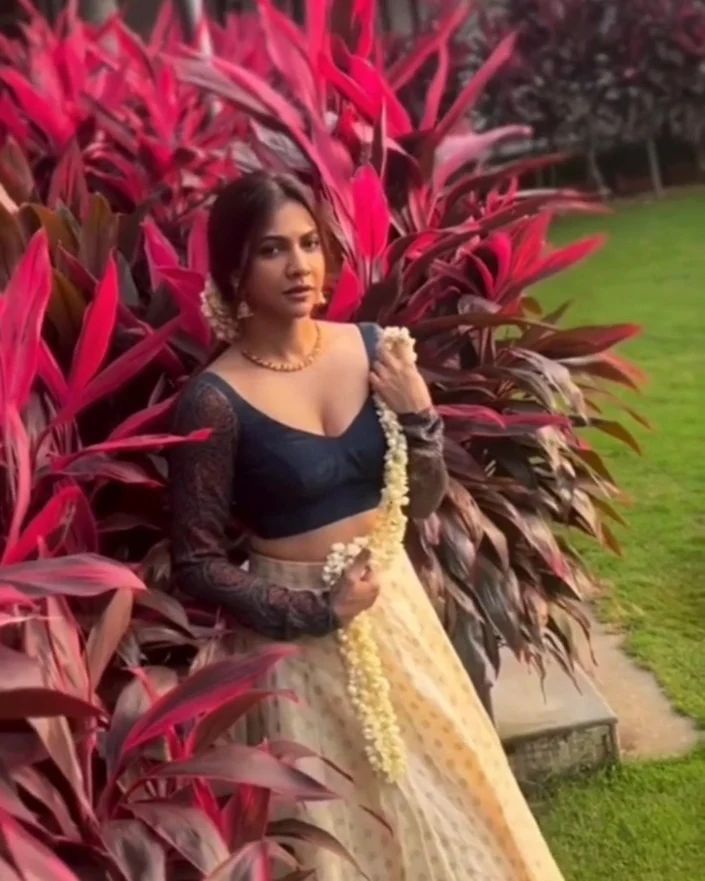 സാരിയില്‍ മിന്നിത്തിളങ്ങി മഡോണ; പൊളി ലുക്കെന്ന് സോഷ്യല്‍ മീഡിയ