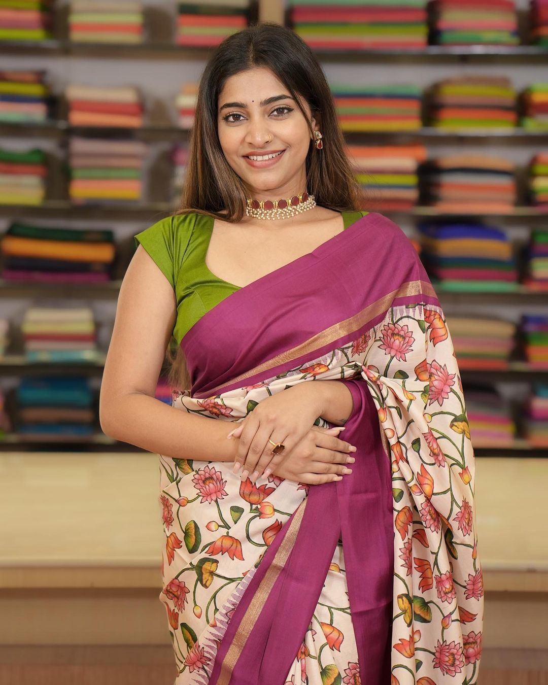 റെഡ് ഈസ് സൂപ്പർ... ചുവപ്പിൽ അതീവ സുന്ദരിയായി നടി മാളവിക ശ്രീനാഥ്