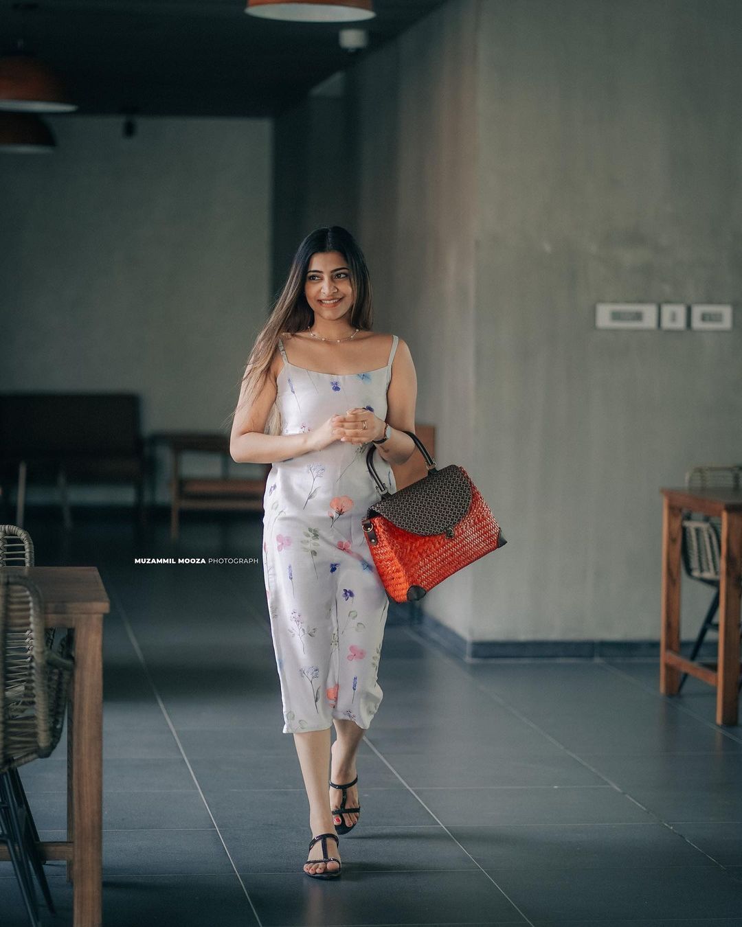 റെഡ് ഈസ് സൂപ്പർ... ചുവപ്പിൽ അതീവ സുന്ദരിയായി നടി മാളവിക ശ്രീനാഥ്