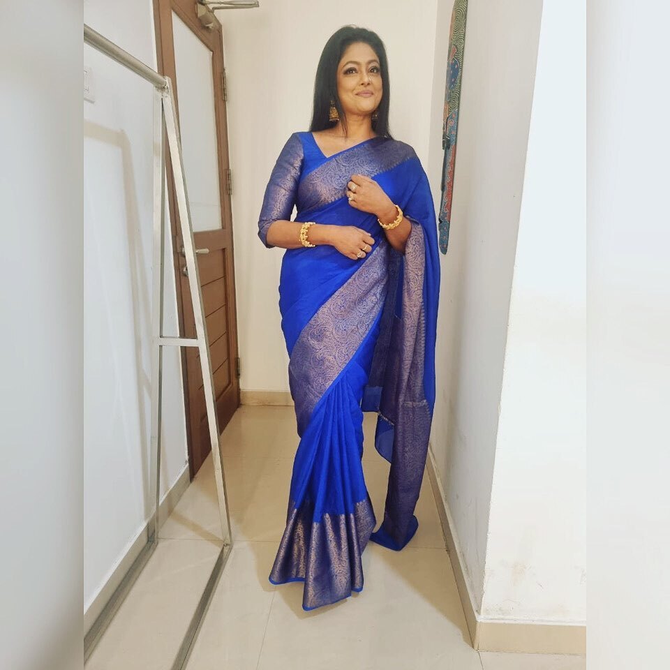 പ്രായം വഴിമാറും ചിലർ വരുമ്പോൾ..ചേച്ചീ നിങ്ങൾക്ക് വേണ്ടിയാണ് ഈ ക്യാപ്ഷൻ.. മ‍ഞ്ജുപിള്ളയുടെ പുതിയ ചിത്രം വൈറൽ