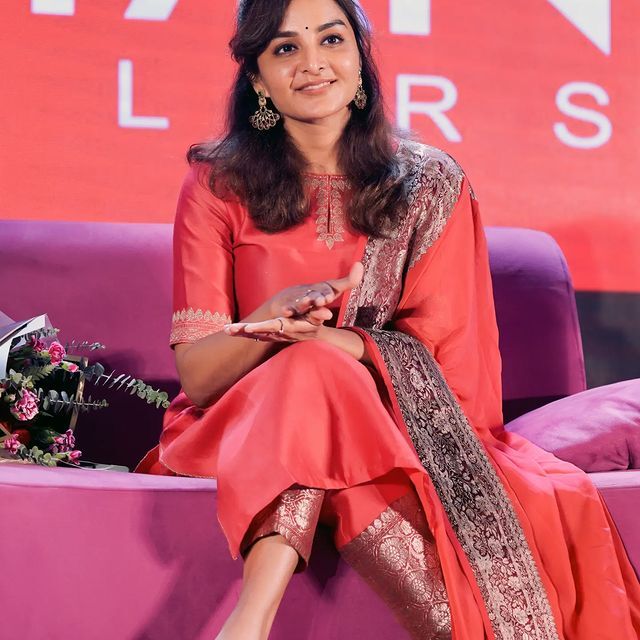 എല്ലാ വെല്ലുവിളികളേയും ഇങ്ങനെ പുഞ്ചിരിയോടെ നേരിടൂ മഞ്ജൂ..; വീണ്ടും വൈറല്‍ ചിത്രങ്ങള്‍