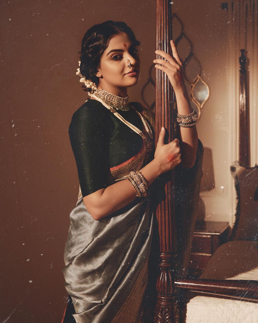 ഇതാര്... കൊട്ടാരത്തിലെ മഹാറാണിയോ; നിഖില... പൊളി ലുക്ക് തന്നെ, വൈറല്‍ ചിത്രങ്ങള്‍ 