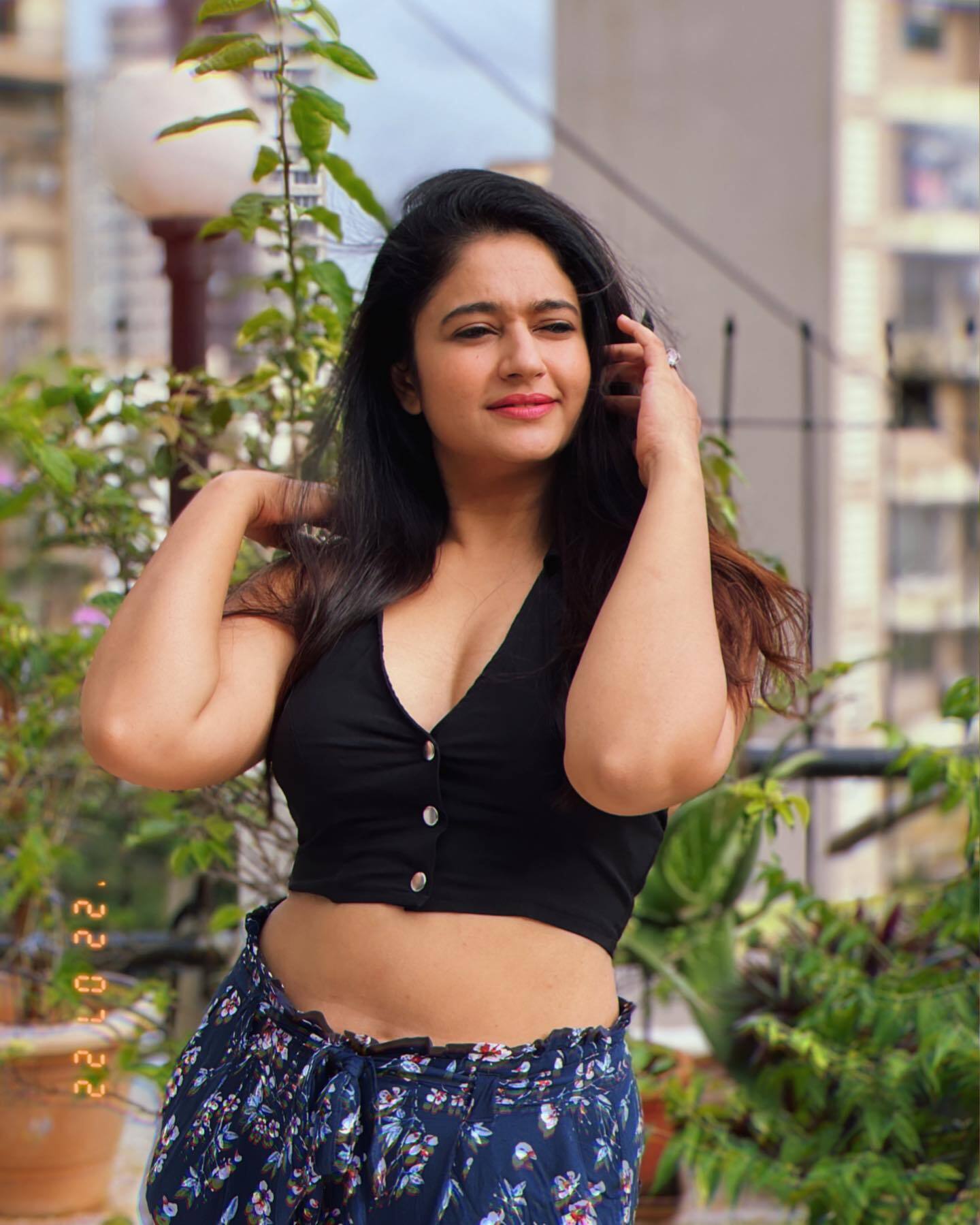 നിറചിരിയില്‍ ഗ്ലാമറസായി പൂനം ബജ്‌വ; കിടിലന്‍ ചിത്രങ്ങള്‍ വൈറല്‍