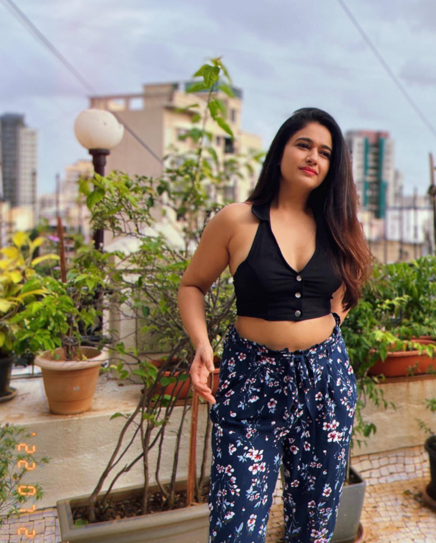 നിറചിരിയില്‍ ഗ്ലാമറസായി പൂനം ബജ്‌വ; കിടിലന്‍ ചിത്രങ്ങള്‍ വൈറല്‍