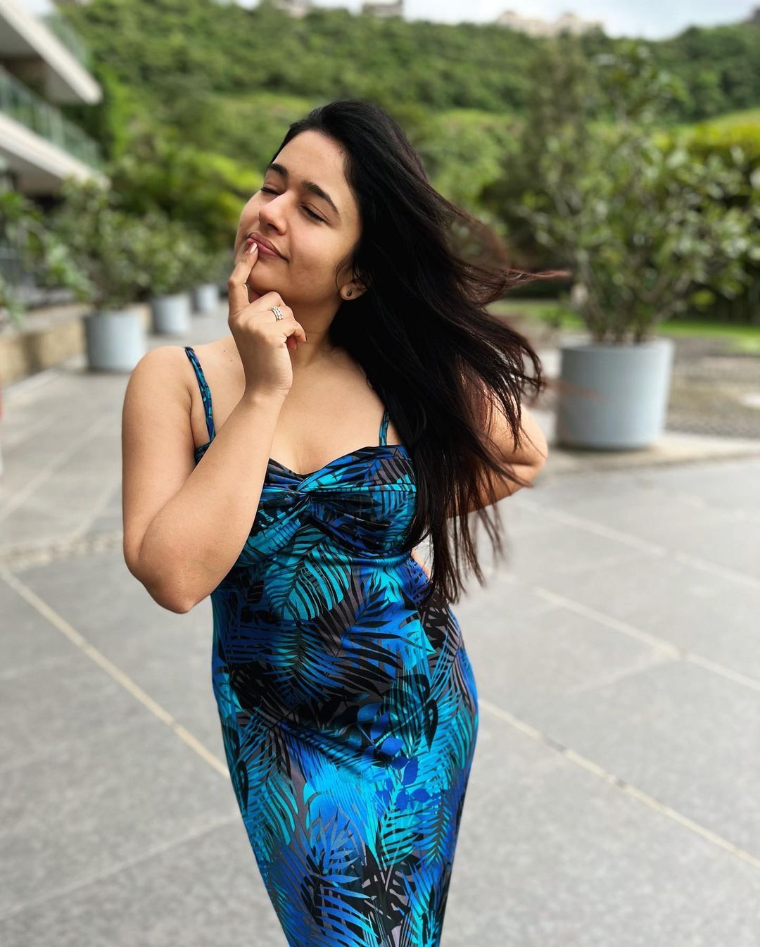 ഈ പോസ് കൊള്ളാമോ..? പൂനം ബജ്‌വയുടെ അഡാര്‍ ചിത്രങ്ങള്‍