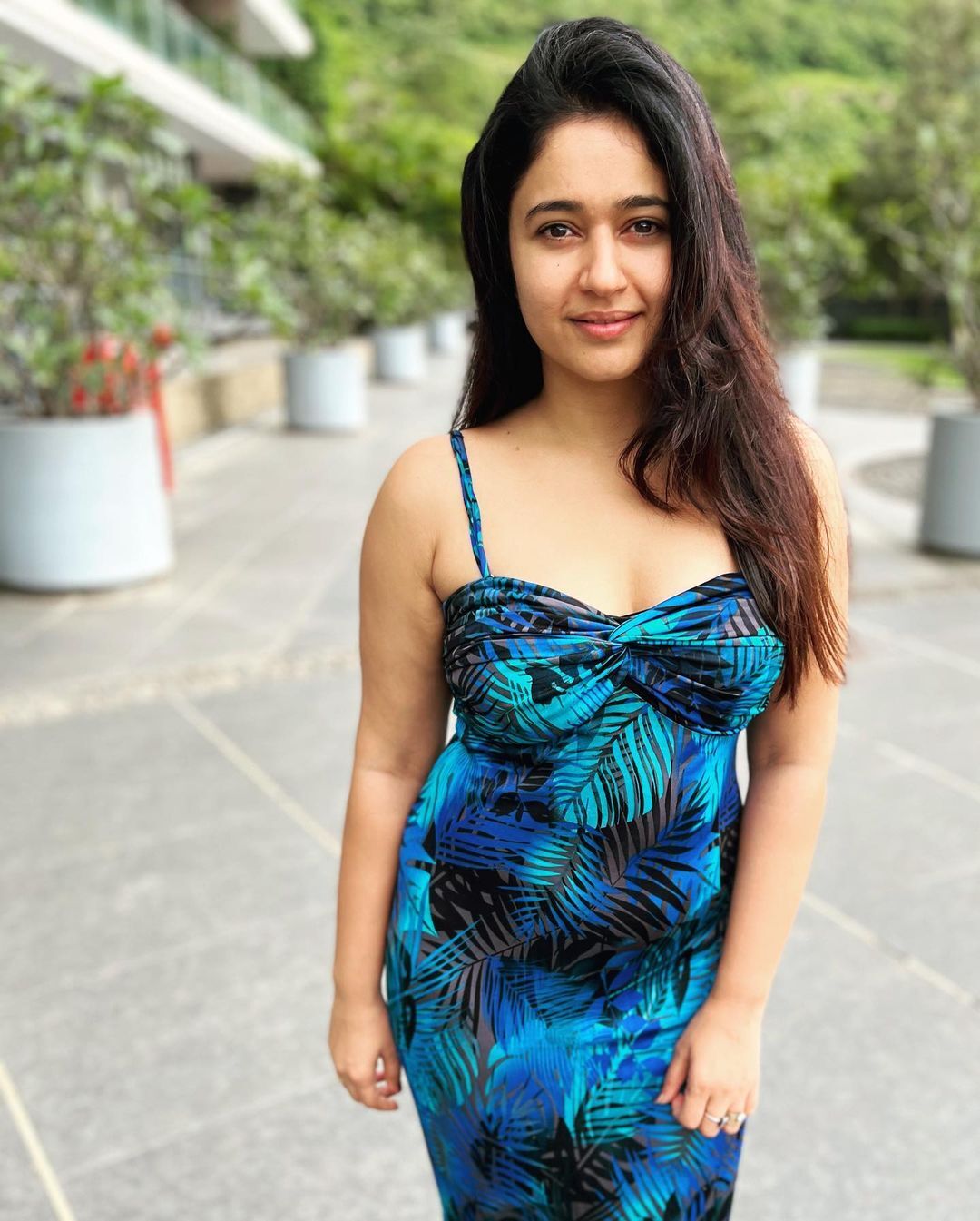 ഈ പോസ് കൊള്ളാമോ..? പൂനം ബജ്‌വയുടെ അഡാര്‍ ചിത്രങ്ങള്‍