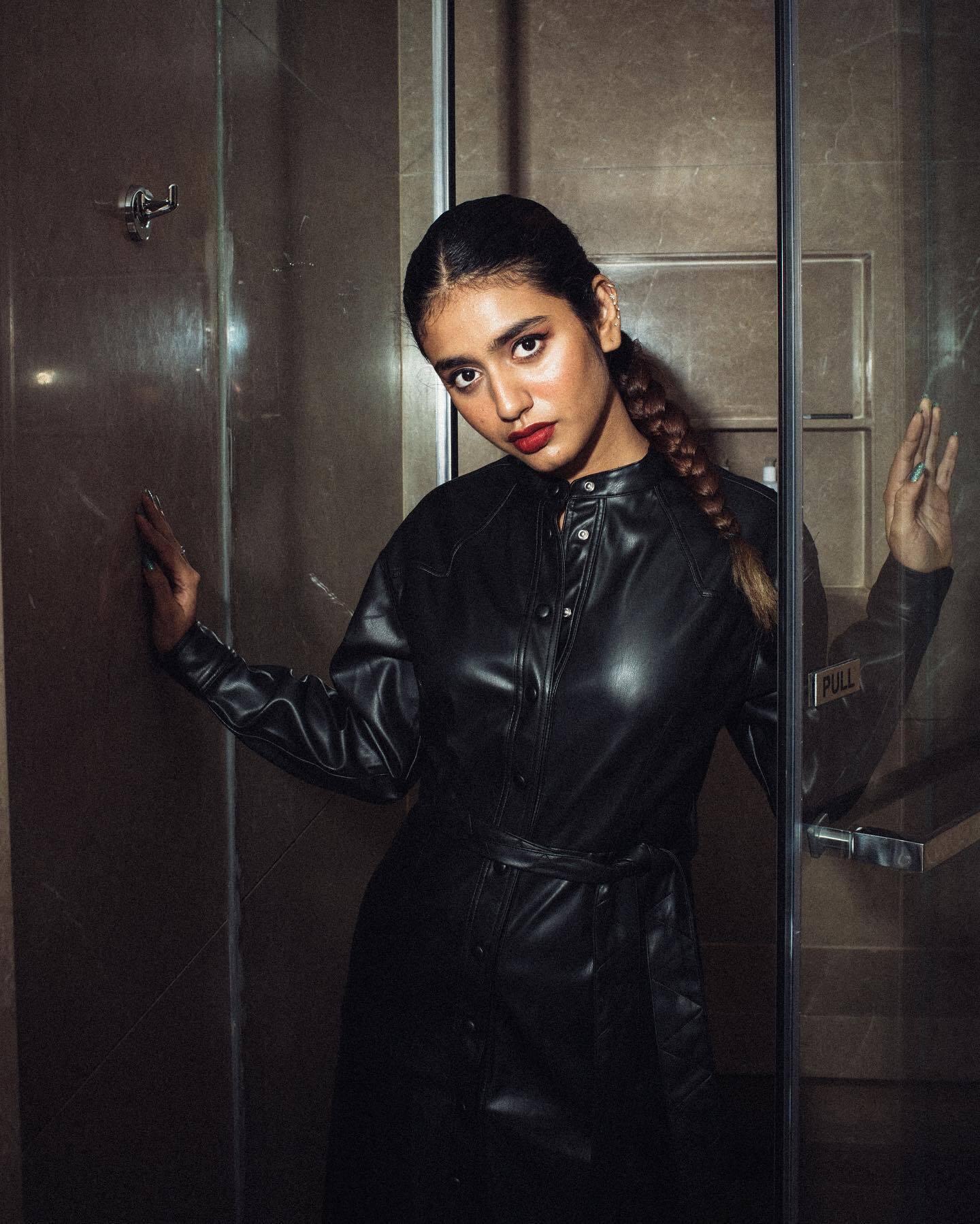 ഒരേ പൊളി...ബാത്ത്ടബ്ബില്‍ നിന്ന് അഡാര്‍ പോസുമായി പ്രിയ, കലക്കിയെന്ന് ആരാധകര്‍