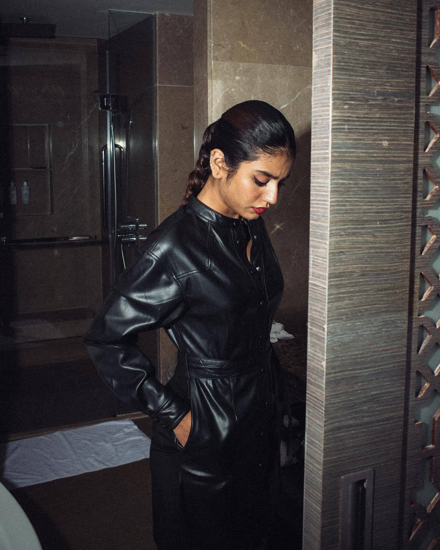 ഒരേ പൊളി...ബാത്ത്ടബ്ബില്‍ നിന്ന് അഡാര്‍ പോസുമായി പ്രിയ, കലക്കിയെന്ന് ആരാധകര്‍