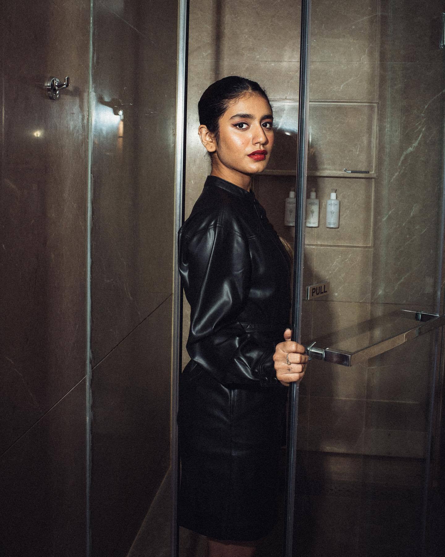 ഒരേ പൊളി...ബാത്ത്ടബ്ബില്‍ നിന്ന് അഡാര്‍ പോസുമായി പ്രിയ, കലക്കിയെന്ന് ആരാധകര്‍