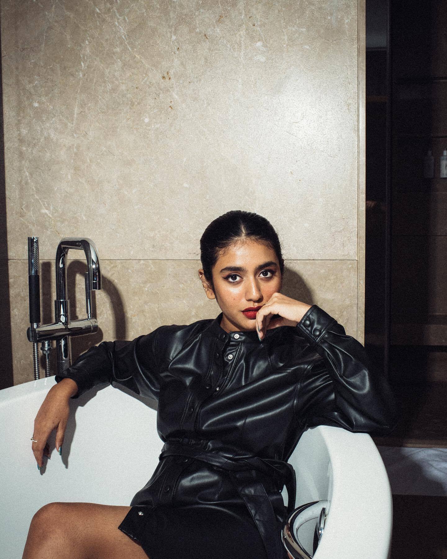 ഒരേ പൊളി...ബാത്ത്ടബ്ബില്‍ നിന്ന് അഡാര്‍ പോസുമായി പ്രിയ, കലക്കിയെന്ന് ആരാധകര്‍