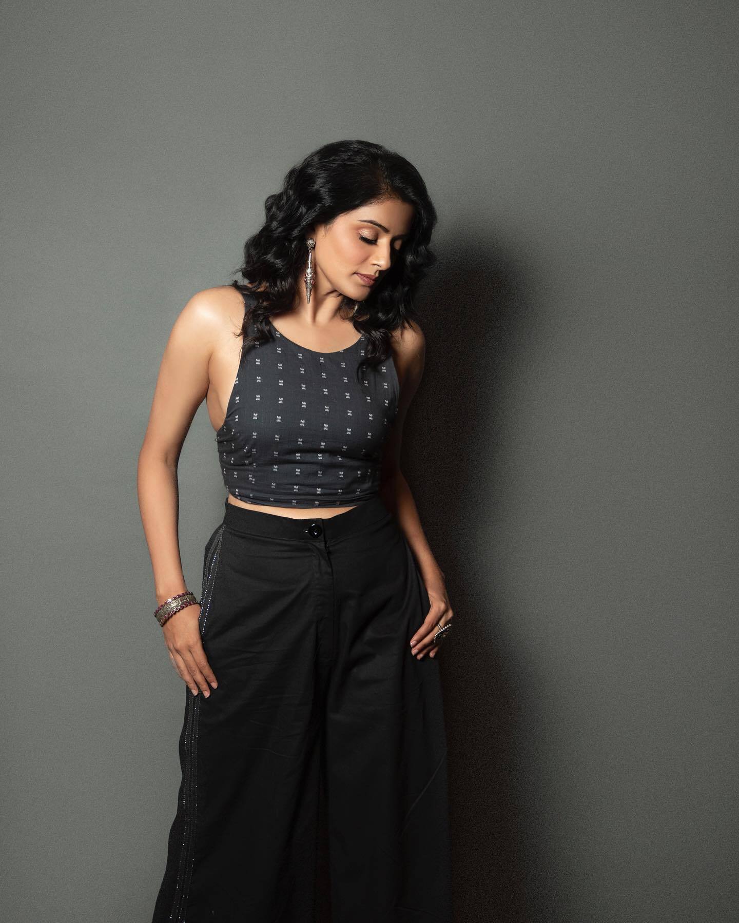 ഫോട്ടോഷൂട്ട് വൈറലാക്കാന്‍ പ്രിയാമണി കഴിഞ്ഞേ ആളൊള്ളൂ...കൊല്ലുന്ന നോട്ടം തന്നെ മതിയല്ലോ; വൈറല്‍ ചിത്രങ്ങള്‍