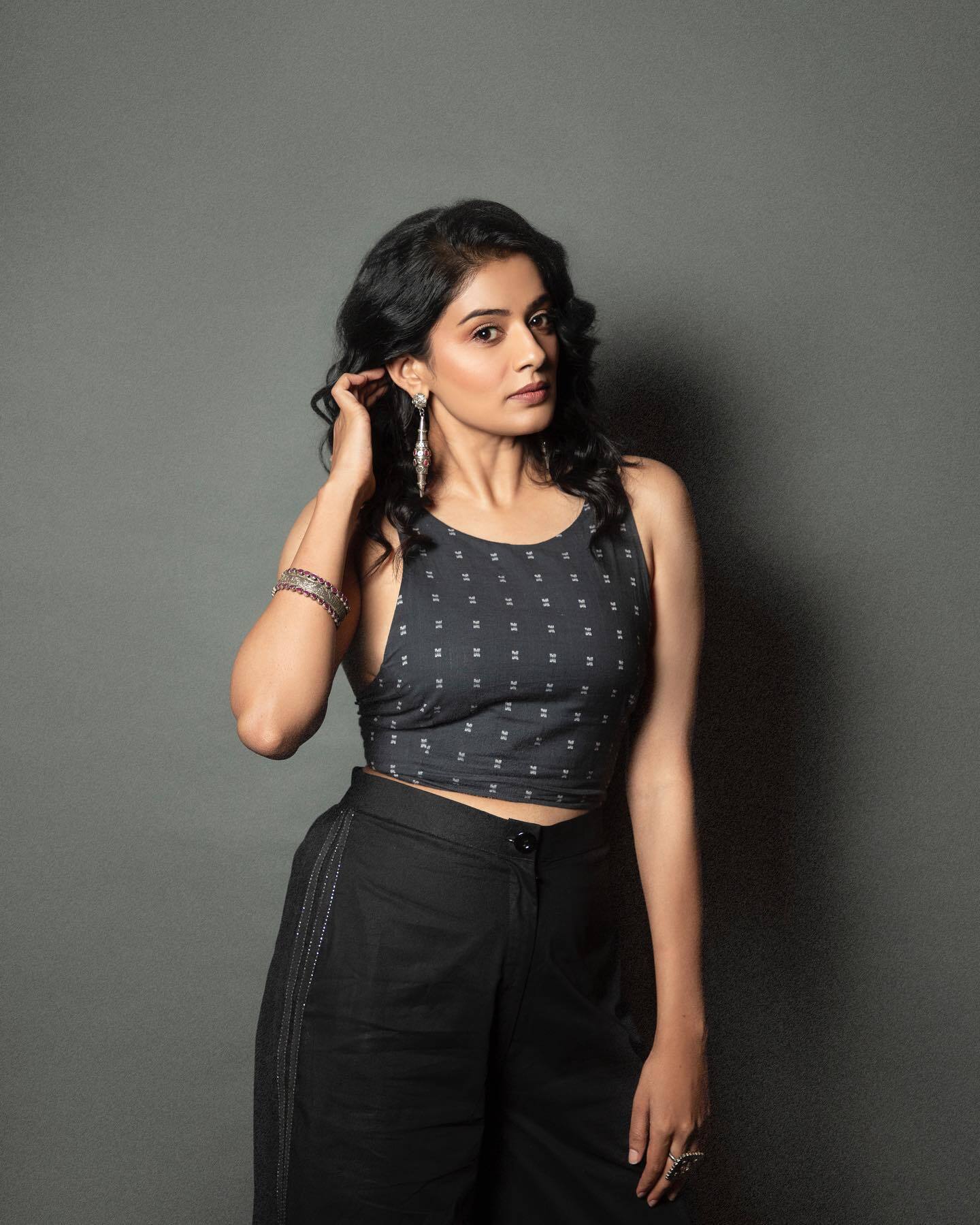 ഫോട്ടോഷൂട്ട് വൈറലാക്കാന്‍ പ്രിയാമണി കഴിഞ്ഞേ ആളൊള്ളൂ...കൊല്ലുന്ന നോട്ടം തന്നെ മതിയല്ലോ; വൈറല്‍ ചിത്രങ്ങള്‍