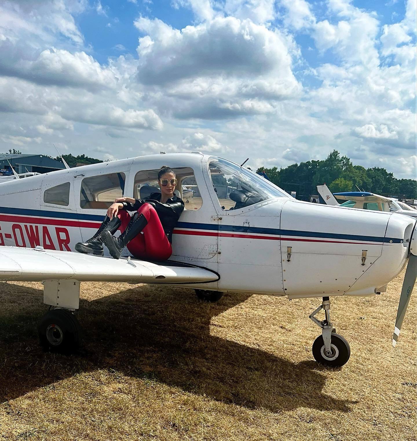 വിമാനത്തിന് മുകളില്‍ കയറിയിരുന്ന് റായ് ലക്ഷ്മി, എന്തിനുള്ള പുറപ്പെടാണെന്ന് ആരാധകര്‍; വൈറല്‍ ചിത്രങ്ങള്‍