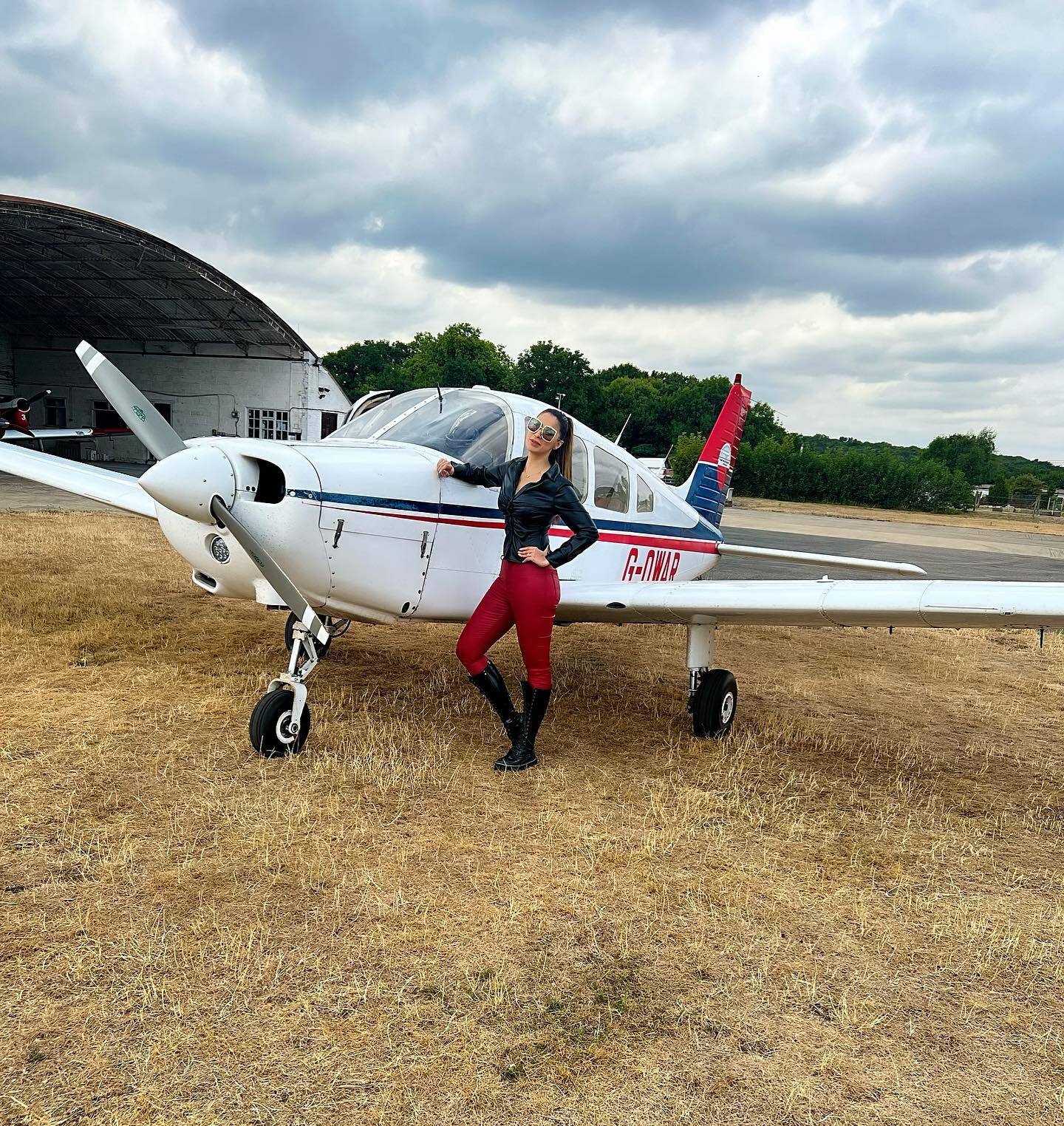 വിമാനത്തിന് മുകളില്‍ കയറിയിരുന്ന് റായ് ലക്ഷ്മി, എന്തിനുള്ള പുറപ്പെടാണെന്ന് ആരാധകര്‍; വൈറല്‍ ചിത്രങ്ങള്‍