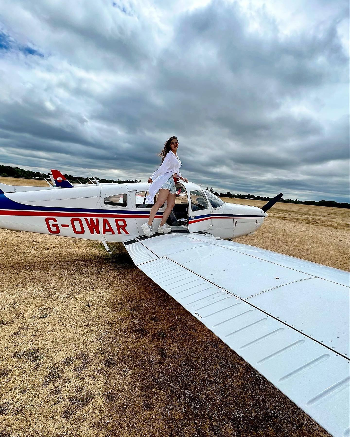 വിമാനത്തിന് മുകളില്‍ കയറിയിരുന്ന് റായ് ലക്ഷ്മി, എന്തിനുള്ള പുറപ്പെടാണെന്ന് ആരാധകര്‍; വൈറല്‍ ചിത്രങ്ങള്‍