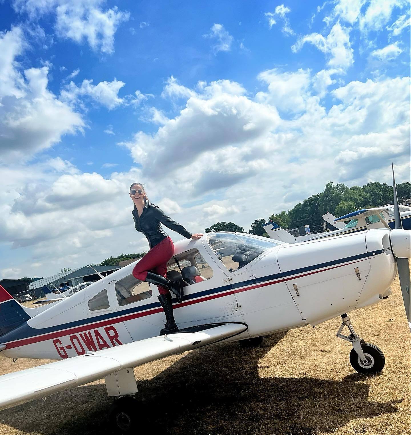 വിമാനത്തിന് മുകളില്‍ കയറിയിരുന്ന് റായ് ലക്ഷ്മി, എന്തിനുള്ള പുറപ്പെടാണെന്ന് ആരാധകര്‍; വൈറല്‍ ചിത്രങ്ങള്‍