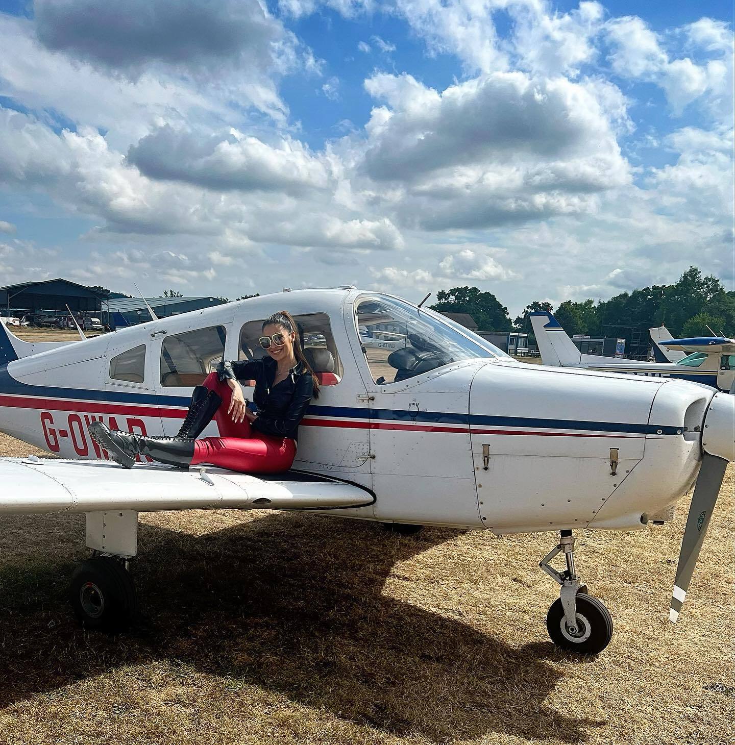 വിമാനത്തിന് മുകളില്‍ കയറിയിരുന്ന് റായ് ലക്ഷ്മി, എന്തിനുള്ള പുറപ്പെടാണെന്ന് ആരാധകര്‍; വൈറല്‍ ചിത്രങ്ങള്‍