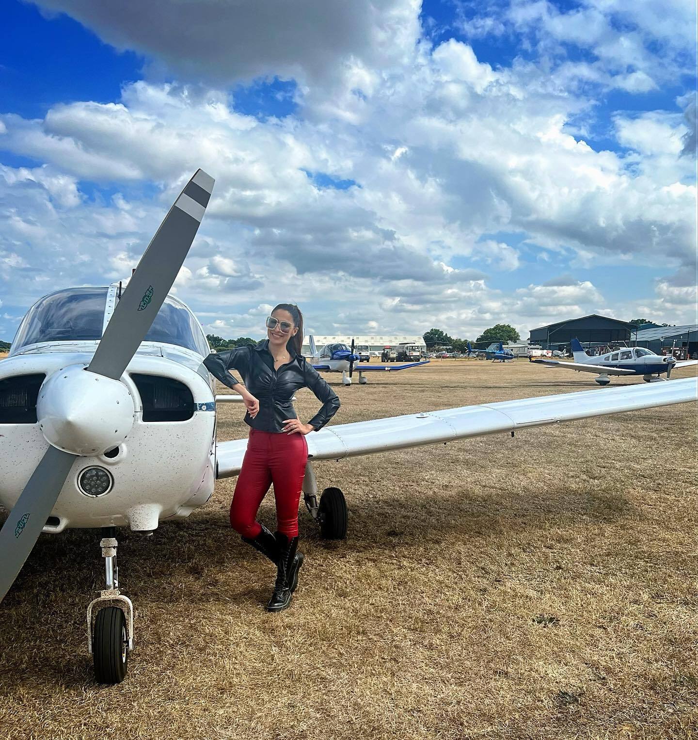 വിമാനത്തിന് മുകളില്‍ കയറിയിരുന്ന് റായ് ലക്ഷ്മി, എന്തിനുള്ള പുറപ്പെടാണെന്ന് ആരാധകര്‍; വൈറല്‍ ചിത്രങ്ങള്‍