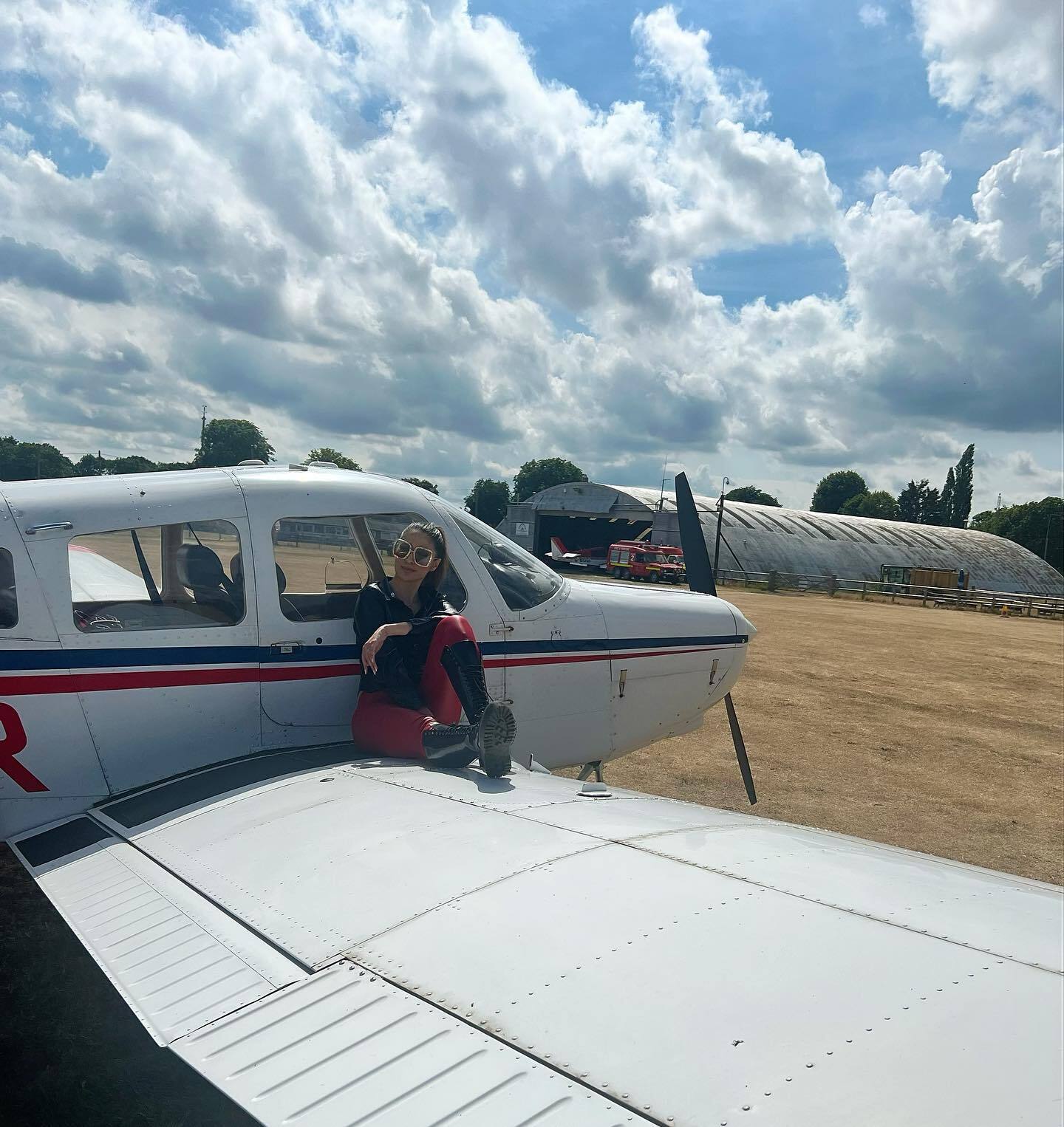 വിമാനത്തിന് മുകളില്‍ കയറിയിരുന്ന് റായ് ലക്ഷ്മി, എന്തിനുള്ള പുറപ്പെടാണെന്ന് ആരാധകര്‍; വൈറല്‍ ചിത്രങ്ങള്‍