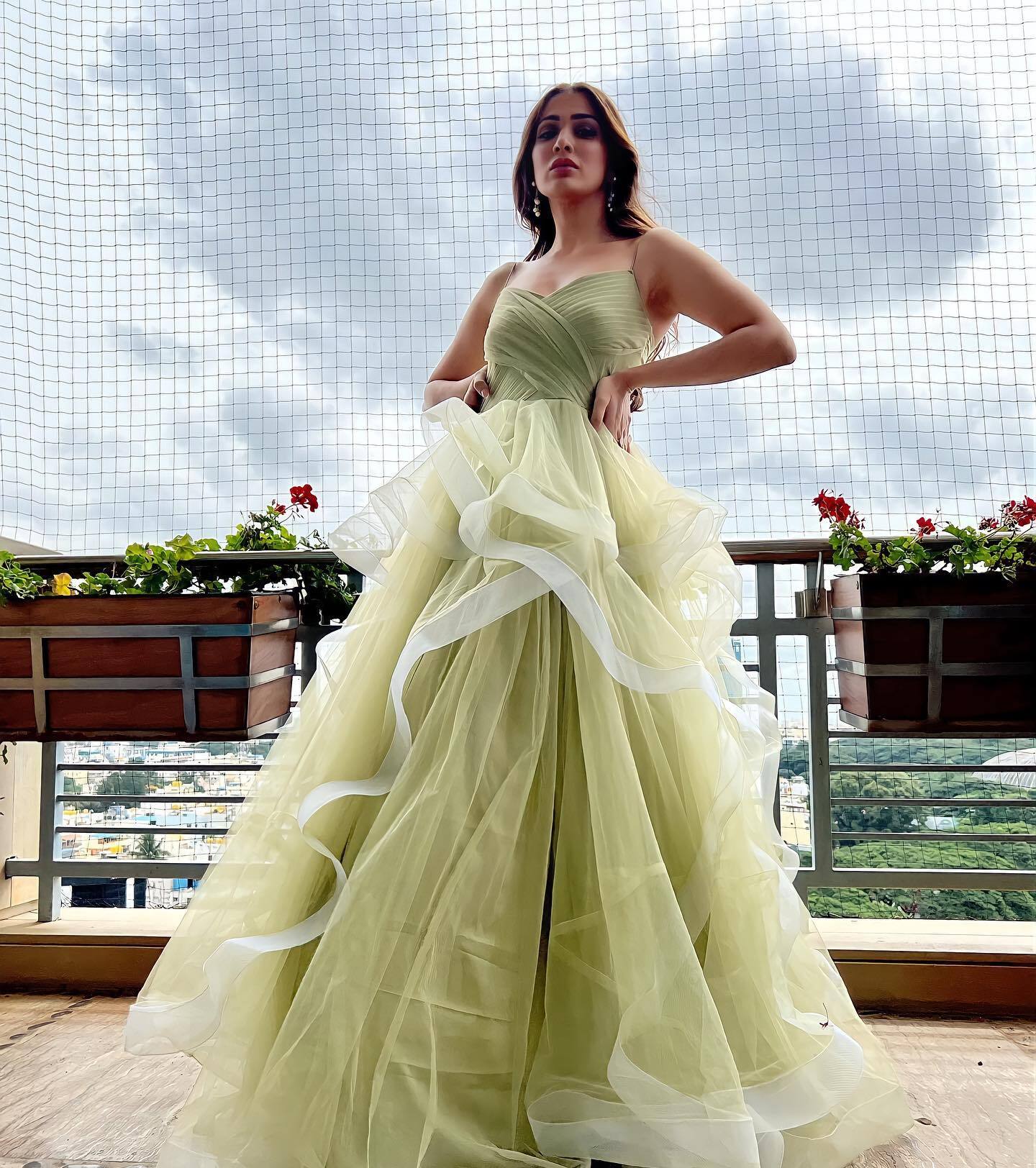 ബാര്‍ബി ഡോളിനെ പോലെ ഉണ്ടല്ലോ..; വീണ്ടും ഞെട്ടിച്ച് റായ് ലക്ഷ്മി, വൈറല്‍ ചിത്രങ്ങള്‍