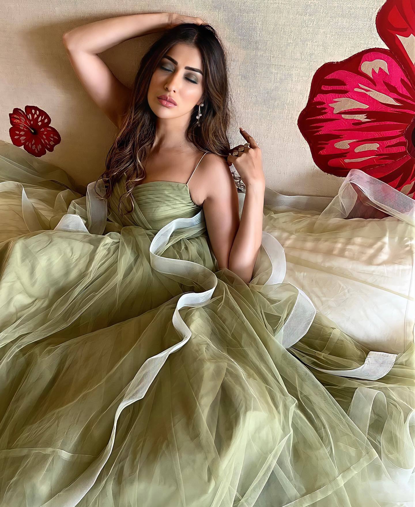 ബാര്‍ബി ഡോളിനെ പോലെ ഉണ്ടല്ലോ..; വീണ്ടും ഞെട്ടിച്ച് റായ് ലക്ഷ്മി, വൈറല്‍ ചിത്രങ്ങള്‍