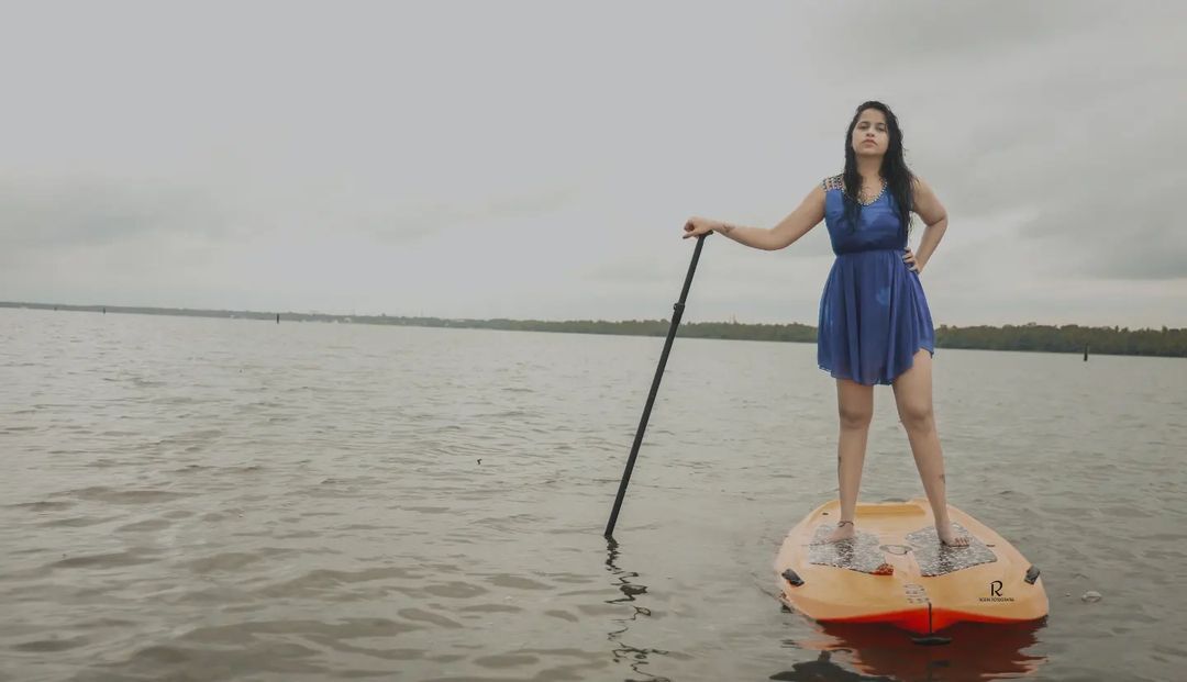 ദേ..വേമ്പനാട്ട് കായലിൽ ഒരു സുന്ദരി...സാധിക ഇത് പൊളി ലുക്ക്, ഗ്ലാമറസ് ചിത്രങ്ങൾ