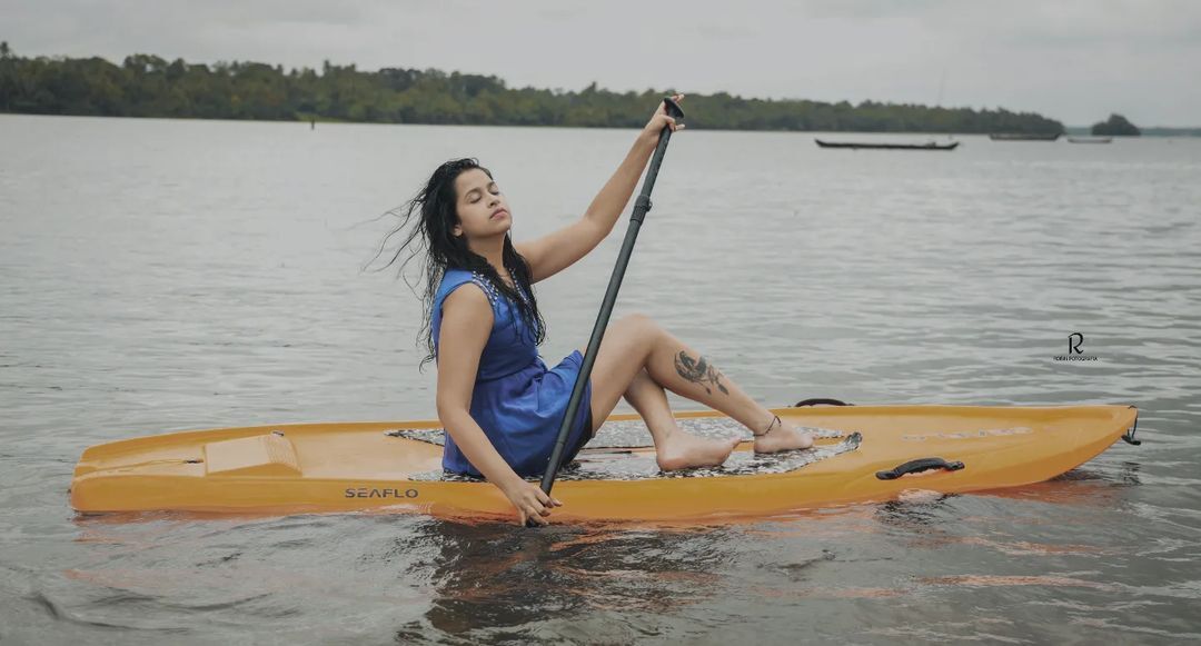 ദേ..വേമ്പനാട്ട് കായലിൽ ഒരു സുന്ദരി...സാധിക ഇത് പൊളി ലുക്ക്, ഗ്ലാമറസ് ചിത്രങ്ങൾ