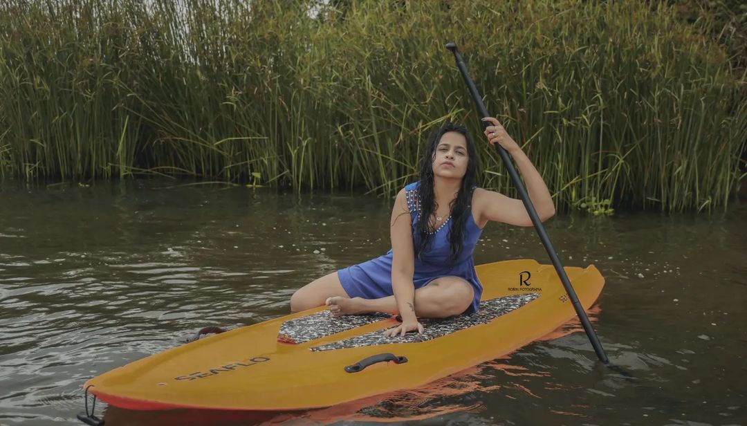 ദേ..വേമ്പനാട്ട് കായലിൽ ഒരു സുന്ദരി...സാധിക ഇത് പൊളി ലുക്ക്, ഗ്ലാമറസ് ചിത്രങ്ങൾ