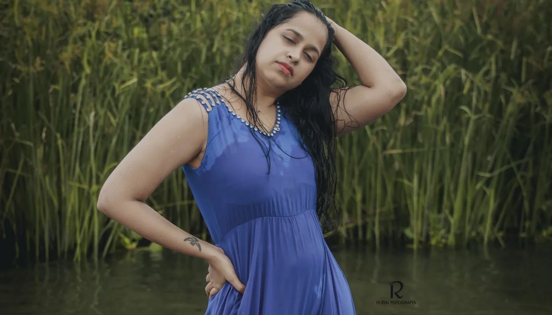 ദേ..വേമ്പനാട്ട് കായലിൽ ഒരു സുന്ദരി...സാധിക ഇത് പൊളി ലുക്ക്, ഗ്ലാമറസ് ചിത്രങ്ങൾ