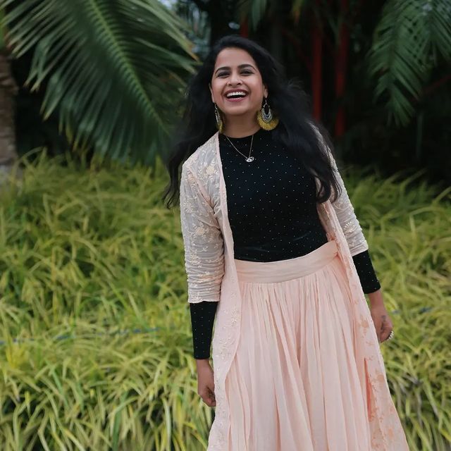 സാധിക ഇതിപ്പോ എന്ത് ഭാവിച്ചാ...എല്ലാം കലക്കന്‍ ഫോട്ടോയാണല്ലോ