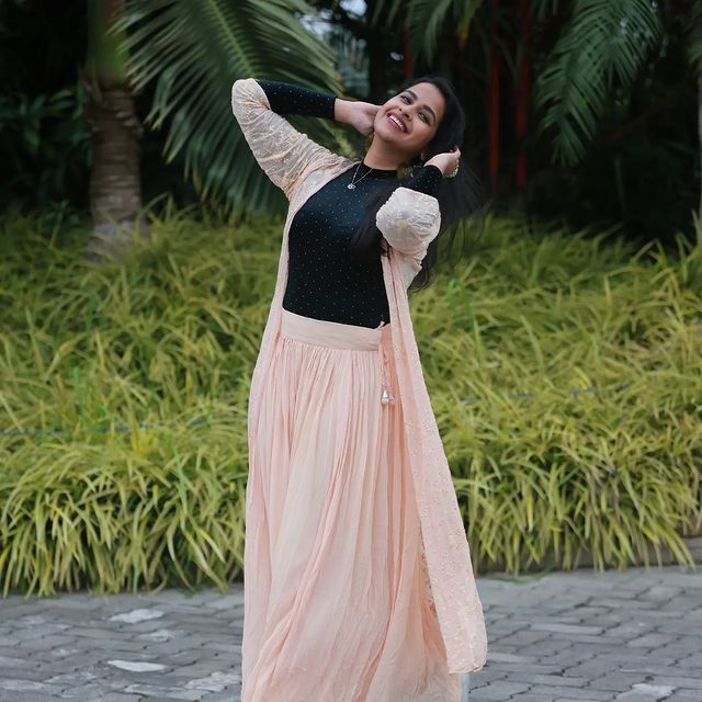 സാധിക ഇതിപ്പോ എന്ത് ഭാവിച്ചാ...എല്ലാം കലക്കന്‍ ഫോട്ടോയാണല്ലോ