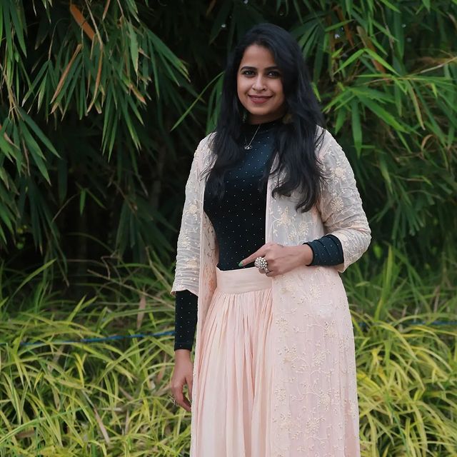 സാധിക ഇതിപ്പോ എന്ത് ഭാവിച്ചാ...എല്ലാം കലക്കന്‍ ഫോട്ടോയാണല്ലോ