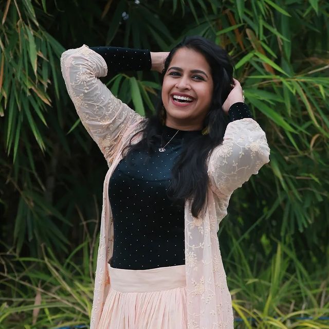 സാധിക ഇതിപ്പോ എന്ത് ഭാവിച്ചാ...എല്ലാം കലക്കന്‍ ഫോട്ടോയാണല്ലോ