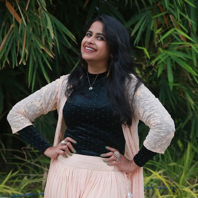 സാധിക ഇതിപ്പോ എന്ത് ഭാവിച്ചാ...എല്ലാം കലക്കന്‍ ഫോട്ടോയാണല്ലോ