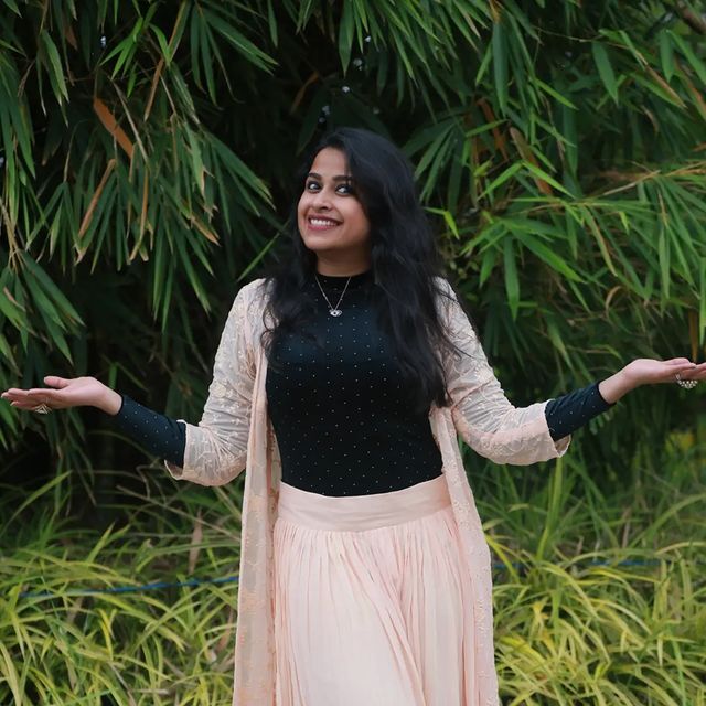 സാധിക ഇതിപ്പോ എന്ത് ഭാവിച്ചാ...എല്ലാം കലക്കന്‍ ഫോട്ടോയാണല്ലോ