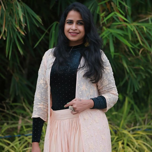 സാധിക ഇതിപ്പോ എന്ത് ഭാവിച്ചാ...എല്ലാം കലക്കന്‍ ഫോട്ടോയാണല്ലോ