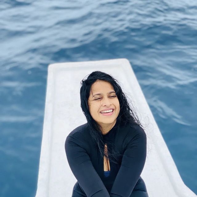 മാലിദ്വീപില്‍ കലക്കന്‍ ചിത്രങ്ങളുമായി സാധിക...എങ്ങനെ സാധിക്കുന്നു എന്ന് ആരാധകര്‍