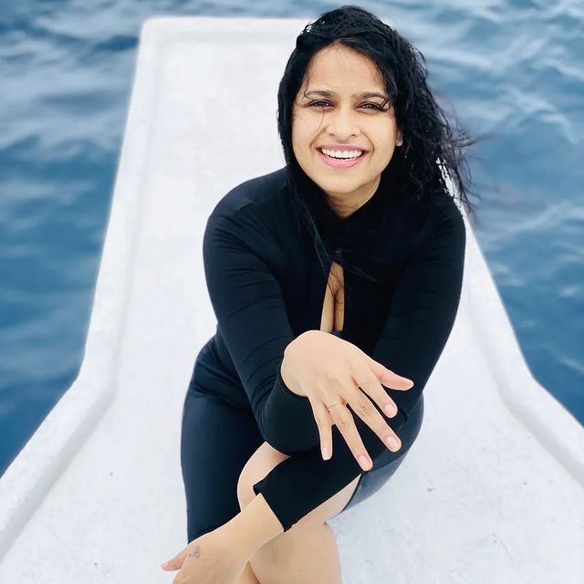 മാലിദ്വീപില്‍ കലക്കന്‍ ചിത്രങ്ങളുമായി സാധിക...എങ്ങനെ സാധിക്കുന്നു എന്ന് ആരാധകര്‍