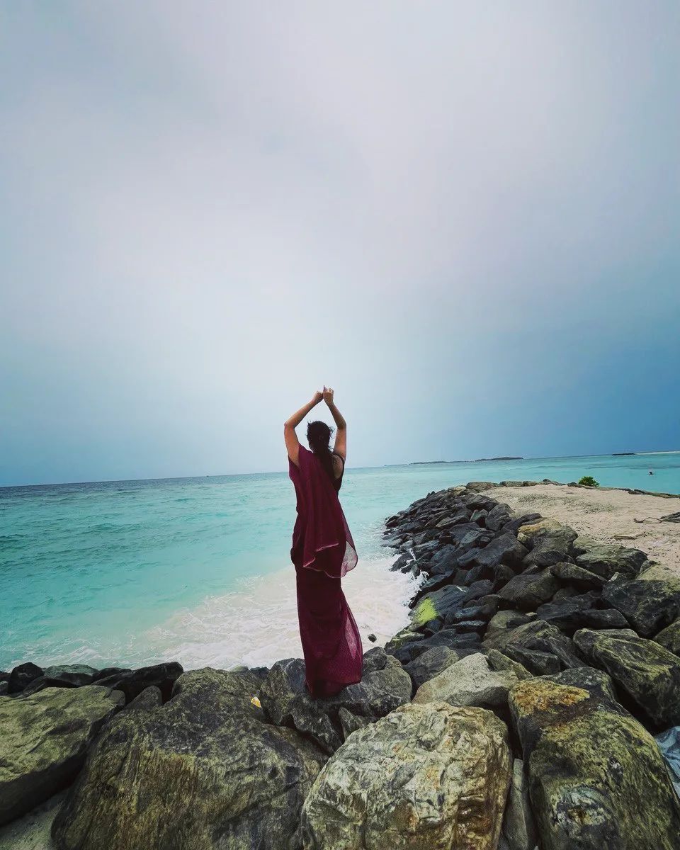 സ്ലീവ്‌ലെസ് ബ്ലൗസ്.. റെഡ് സാരി... ബീച്ച് സൈഡ്...; അതൊരു ഒന്നൊന്നര കോംബിനേഷനാണല്ലോ സാധികാ...