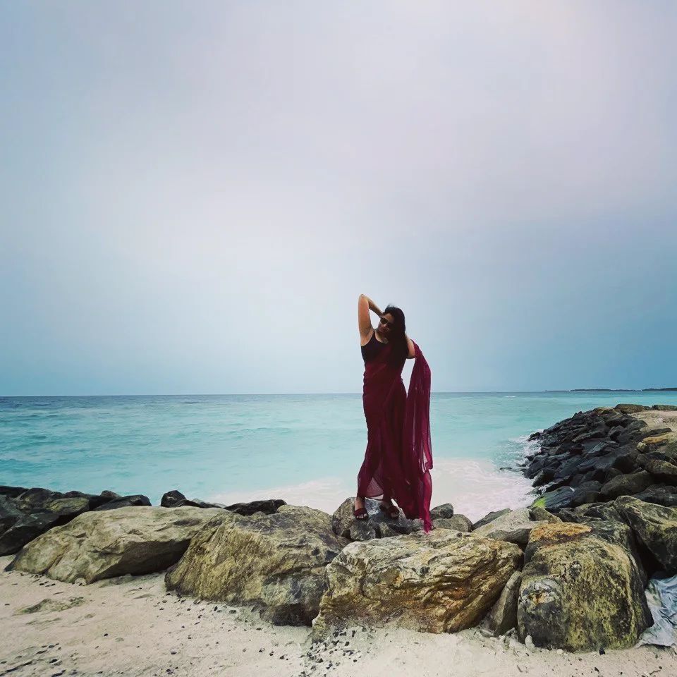 സ്ലീവ്‌ലെസ് ബ്ലൗസ്.. റെഡ് സാരി... ബീച്ച് സൈഡ്...; അതൊരു ഒന്നൊന്നര കോംബിനേഷനാണല്ലോ സാധികാ...