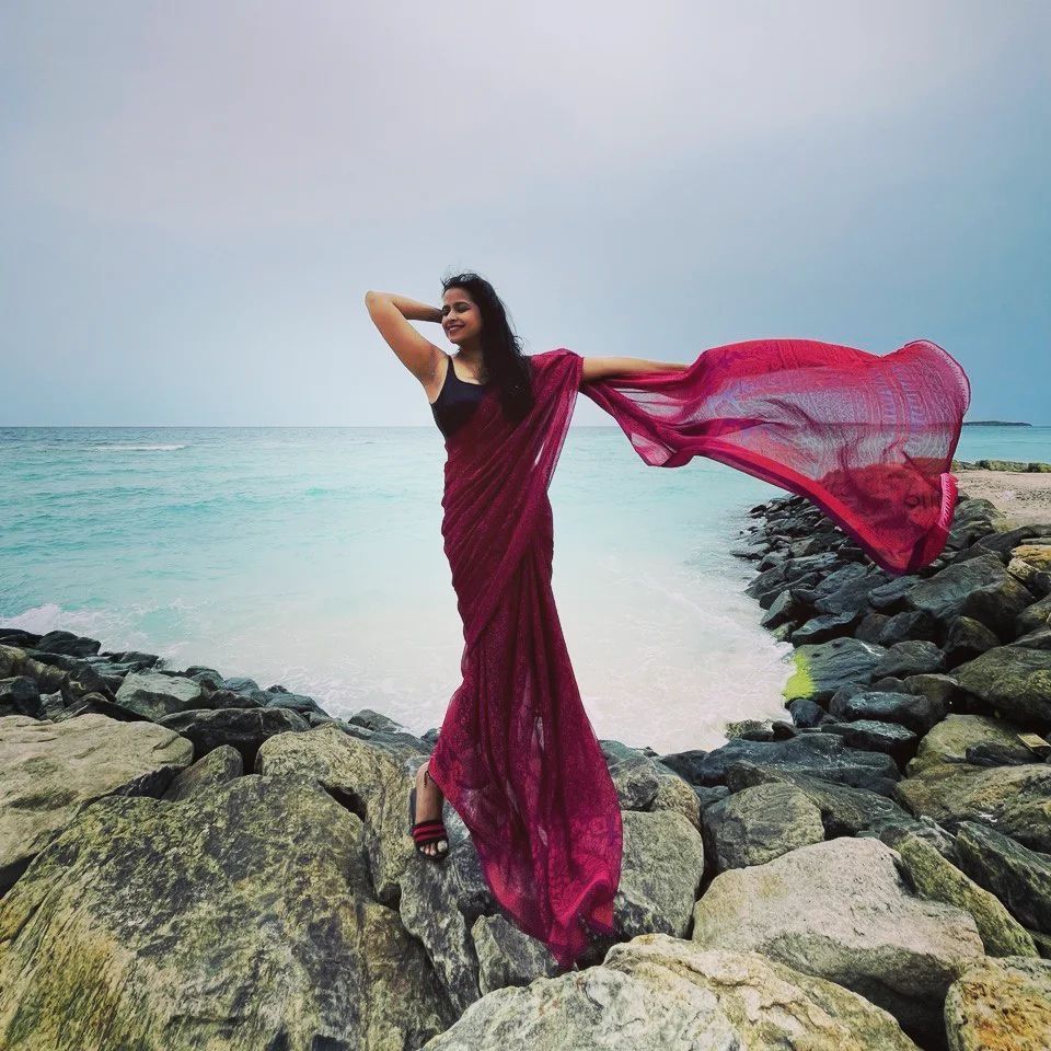 സ്ലീവ്‌ലെസ് ബ്ലൗസ്.. റെഡ് സാരി... ബീച്ച് സൈഡ്...; അതൊരു ഒന്നൊന്നര കോംബിനേഷനാണല്ലോ സാധികാ...