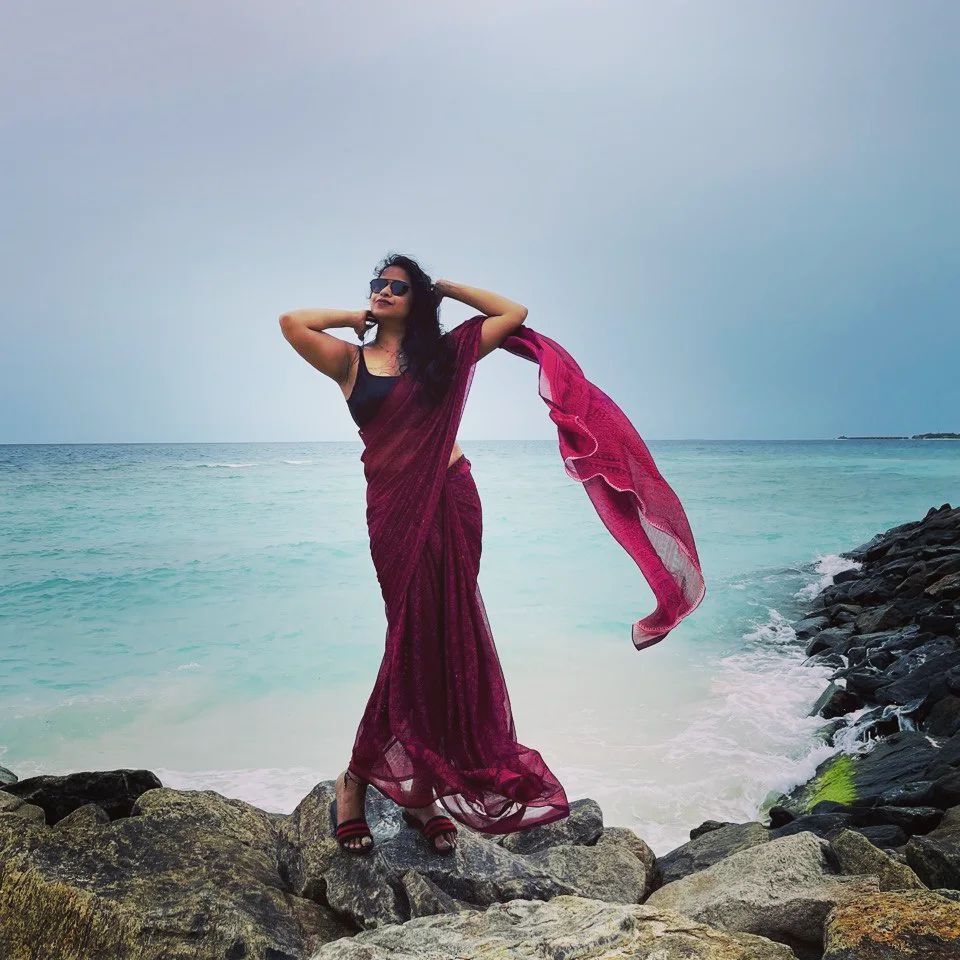 സ്ലീവ്‌ലെസ് ബ്ലൗസ്.. റെഡ് സാരി... ബീച്ച് സൈഡ്...; അതൊരു ഒന്നൊന്നര കോംബിനേഷനാണല്ലോ സാധികാ...