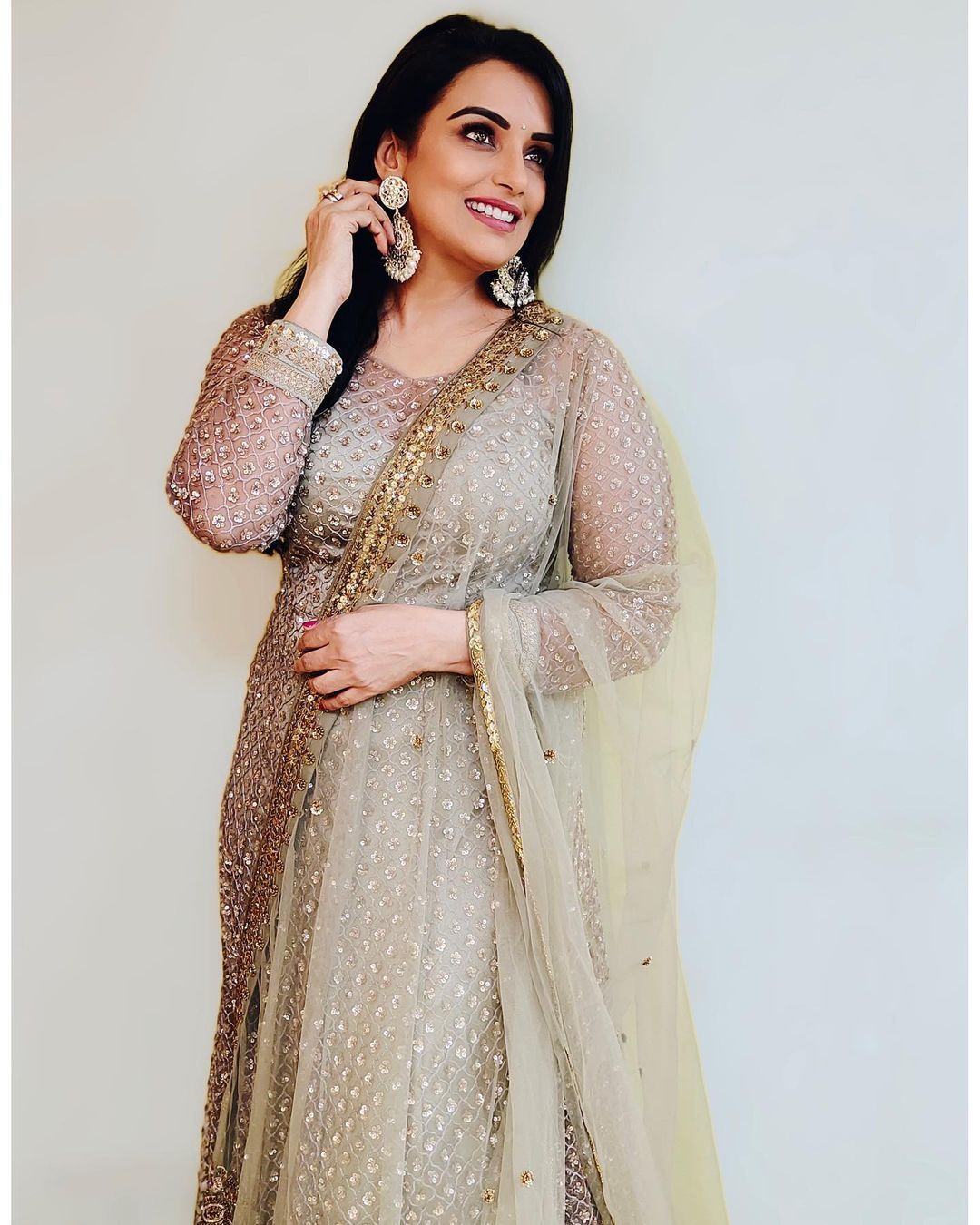 തലയില്‍ ടവല്‍, കൂളിംഗ് ഗ്ലാസ് പിന്നെ ക്യാപ്റ്റന്‍ ജാക്ക് സ്പാരോയും ഉണ്ട്..; ഫ്രീക്ക് ലുക്കില്‍ ശ്വേത മേനോന്‍