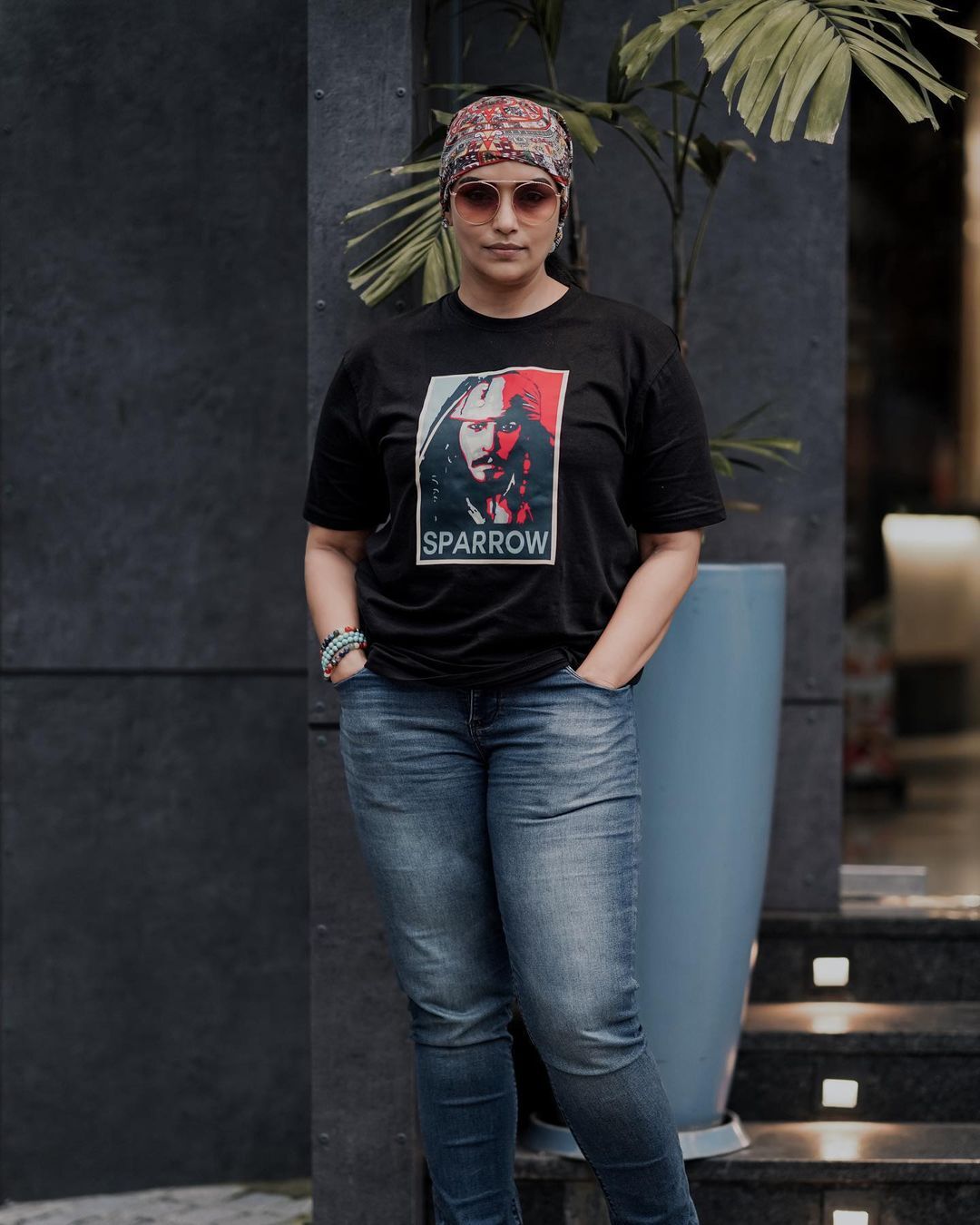 തലയില്‍ ടവല്‍, കൂളിംഗ് ഗ്ലാസ് പിന്നെ ക്യാപ്റ്റന്‍ ജാക്ക് സ്പാരോയും ഉണ്ട്..; ഫ്രീക്ക് ലുക്കില്‍ ശ്വേത മേനോന്‍